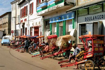 Entre une 2cv et une boulangerie, la rangée de pousse-pousses taxis, le temps des Français n’est pas bien loin