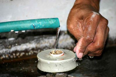 Fabrique de bijoux, le polissage.