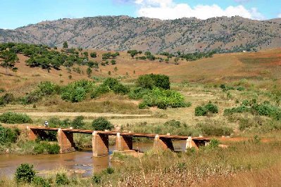 Voilà un joli pont dans la campagne ensoleillée