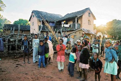 Nous trouvons refuge chez l’habitant dans un village hospitalier, un peu plus loin, un ruisseau alimenté par les récentes pluies barre la RN35, nous attaquerons la difficulté demain matin.