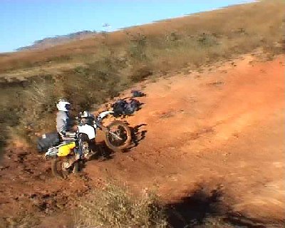 Et hop, avec l’élan sa passe, il vaut mieux avoir des motos assez légères.