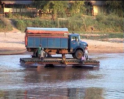 Camion sur le bac traversant la Manambolo.