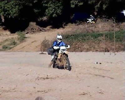 Arrivée sur la plage sablonneuse du bac de la Manambolo à Bekopaka.