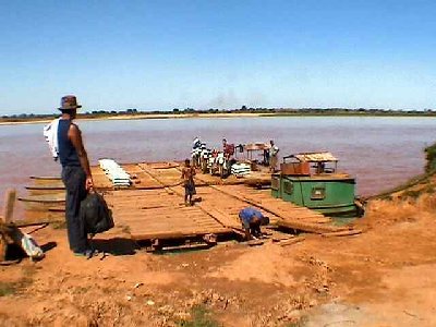 Débarquement rive nord à Belo sur Tsiribihina.