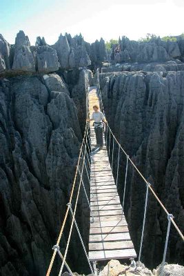 Cathy sur la passerelle du belvédère.