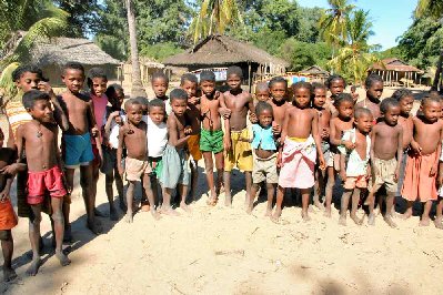 Après s’être cachés à notre arrivée, les enfants ont pris confiance et veulent tous être sur la photo.