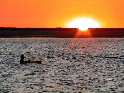 Coucher de soleil à Bélo sur mer.<br />   Le futur pêcheur s’initie à la navigation.
