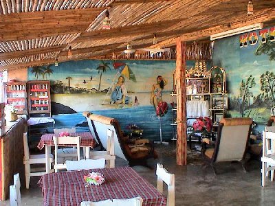 P2005-06mada-SONY210.JPG (92.93 Kio) Vu 20531 fois Salle à manger de l’hôtel California.