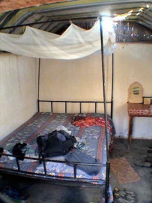 P2005-06mada-SONY215.JPG (40.49 Kio) Vu 21626 fois Intérieur du bungalow.