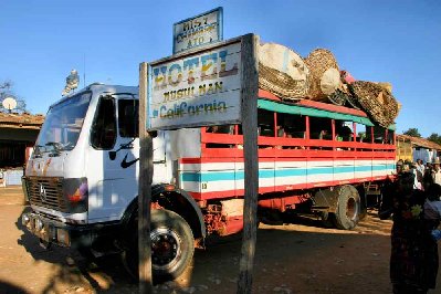 P200506madNUM467.JPG (58.23 Kio) Vu 20528 fois Bus taxi brousse, devant l’hôtel California, passagers et bagages en direction de Morombe.