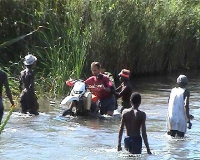 MadMai2005K3.19.JPG (54.25 Kio) Vu 21628 fois Eric passe sagement sa Honda.