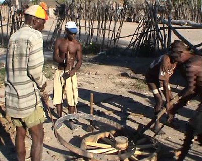 Le plus délicat est de forcer l’arceau de fer autour de la roue en bois avant qu’il ne refroidisse.