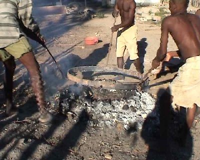 Le cerclage est chauffé pour le dilater, le travail est fait sans protection contre les brûlures