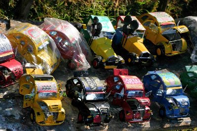 Petites voitures à base de boites de bières, coca….la 2cv est un modèle très copié.