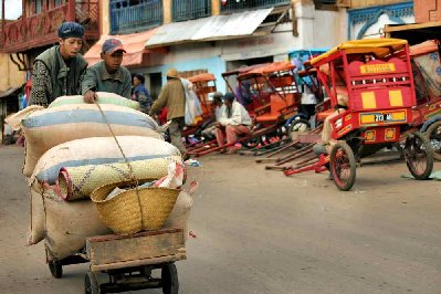 Transport de marchandises en chariot.