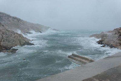 Entrée du port des Goudes par fort vent d'Est le 14 Décembre 2008