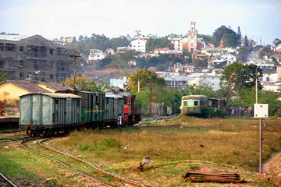 gare tgv de Fianarantsoa ,les motos vont être chargées dans le wagon marchandise