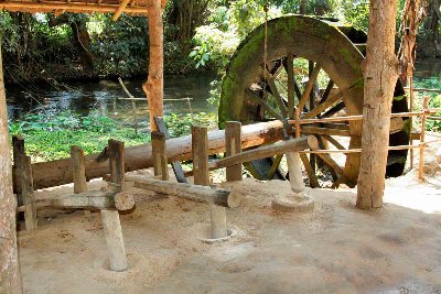 roue à eau pour piler le grain et ça marche bien !!