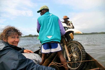 le premier bac est en panne pour plusieurs jours,pirogue obligatoire si on veut éviter un petit détour de 1500km pour aller à  FortDauphin,il y a quelques minutes,un vent violent soulevait des vagues menaçantes,il était urgent d'attendre