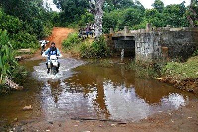 voire même hors d'usages,s'il y a une forte pluie l'eau monte rapidement de quelques dizaines de cm et là les ennuis commencent vu le nombre de gués à franchir