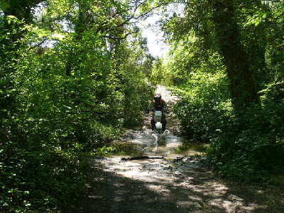 Balade moto du 02-05-09 (8)_redimensionner.JPG (237.12 Kio) Vu 14238 fois Le passage à gué (vraiment, vraiment peu profond)
