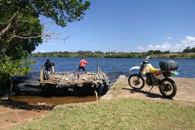 voilà un bac sans moteur,il faut tirer sur la corde pour atteindre l'autre rive,la difficulté consiste quelques fois à monter ou descendre les motos