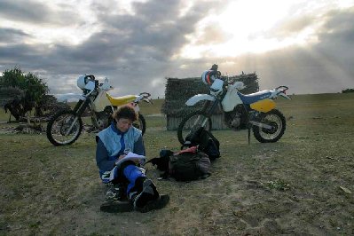 écriture du journal de bord en fin de journée sur la plage face à l'océan