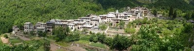 Petit village italien niché dans un coin de montagne