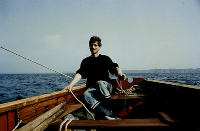Le stef à bord de son canot voile aviron, ancien Youyou de la marine. Il y a vingt ans !<br />QQpart dans le goulet de Brest, probablement au niveau de Camaret.