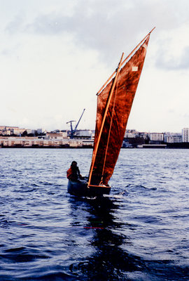 Le stef à bord de son canot voile aviron, ancien Youyou de la marine. Il y a vingt ans !<br />Rade de Brest