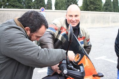 titi essayant de crocheter le neiman d'une ktm...