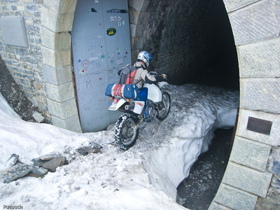 Jacques entrée glissante, bonne épaisseur de glace  pratiquement tout le long dans le tunnel.