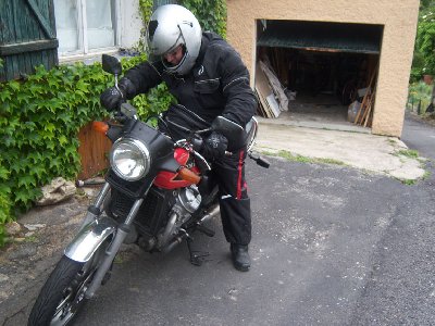 Lui, c'est le type qu'est venu la chercher, je l'avais mis en vente sur Ebay. Il va l'emener dans l'Aveyron lui offrir une nouvelle jeunesse et la faire belle comme une princesse, l'en a déjà d'autres comme ça dans son garage. Il les collectionne le gars...