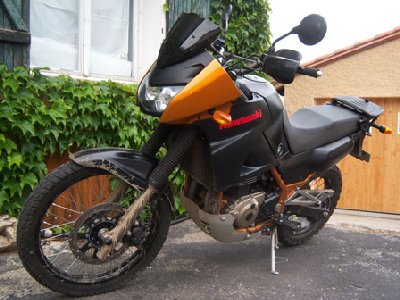 Et maintenant je roule avec ça.<br />Le pégaso qu'on me proposait pour 1500 e n'a jamais voulu démarer malgré le changement de lanceur et puis quelle galère pour trouver des accessoires...<br />Avec le kle ça a l'air plus simple et puis Choky m'a dit que c'était une bonne bécane, qui ne demandait pas trop d'entretien, alors...