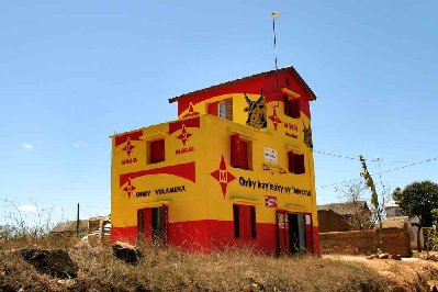 Maggi fait une campagne de pub en repeignant quelques épiceries de Tana et des environs, ce qui met une note de couleurs gaie dans les villages