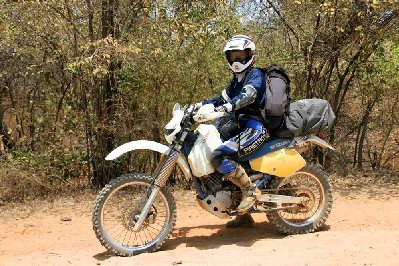 Cathy et son chargement, sac de sport 40 litres bâché, sac à dos léger, sacoche banane vidéo, équipement enduro