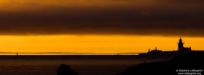 A gauche, Feu de la Parquette, à droite Phare du Toulinguet, Phare de St Mathieu vus de la Pointe du Toulinguet