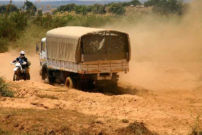 Une seule solution, foncer sur le coté et monter dans le remblais de poussière pour laisser les 2 ornières libres pour le camion