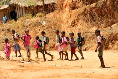 Les élèves studieux reviennent de l’école, en classe on entend une mouche voler, tous les élèves se lèvent et disent bonjour lorsqu’on entre dans une classe, ceux qui ont la chance de faire des études bossent dur