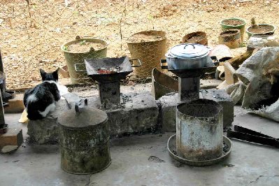 Cuisine typique et économique sauf qu’on y brûle du charbon de bois, qui contribue au drame écologique de l’île, le chat ne fait pas parti de l’alimentation de base malgache