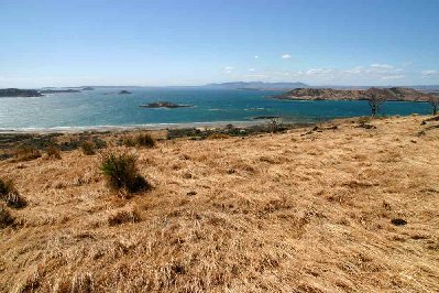 La baie de Diégo  balayée par les vents, l’herbe sèche est prête à s’enflammer à la moindre étincelle