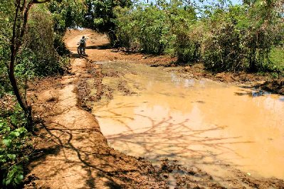 On trouve parfois des inattendues flaques d’eau retenues par la terre argileuse