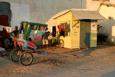 Pousse-pousse, linge qui sèche, tranche de vie malgache