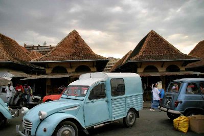 Marché central d’Anakely  encore une dedeuche, une 4L et une 404, pas de jaloux pour les 3 marques françaises