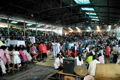 Une messe jouée, chantée et dansée avec la ferveur des populations nécessiteuses